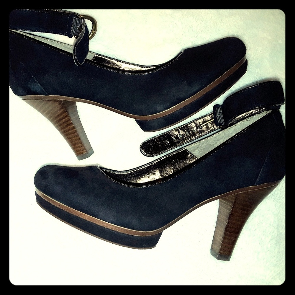 Black and brown. Black suede, beautifull designed.